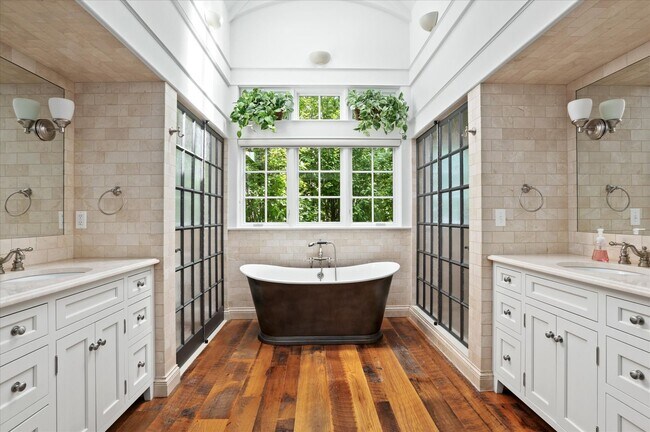 Building Photo - Exceptional Living in the Heart of Arlingt...