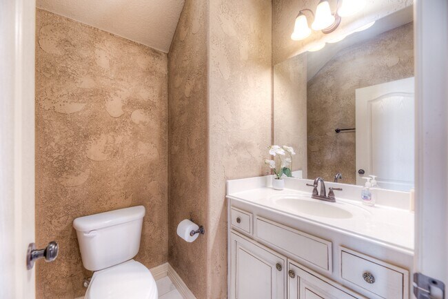 Building Photo - 1317 W Dover St