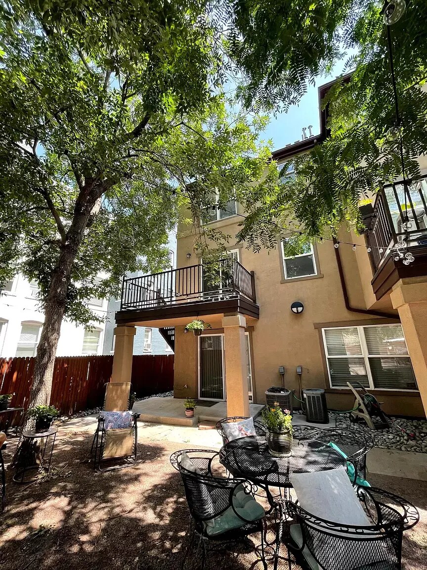 Shared courtyard with awesome neighbors. Two seating areas and zero gravity chairs. - 1641 N Washington St