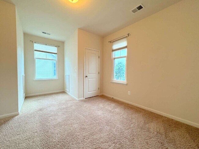 Building Photo - Exquisite Brambleton Living: A Spacious Fa...