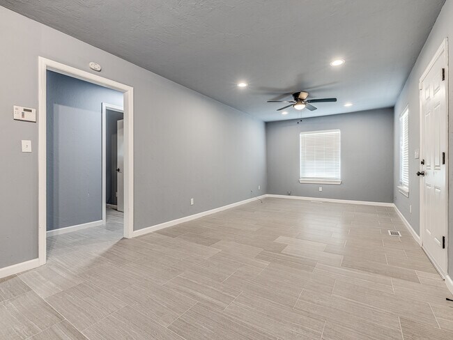 Building Photo - 14008 Gateway Dr