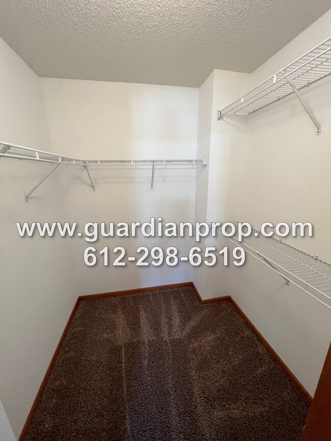 Building Photo - End Unit Woodbury Townhouse Available Now,...