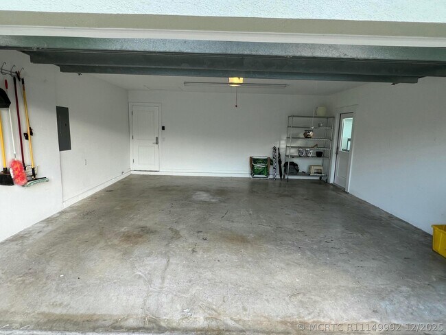 Building Photo - 247 River Park Dr