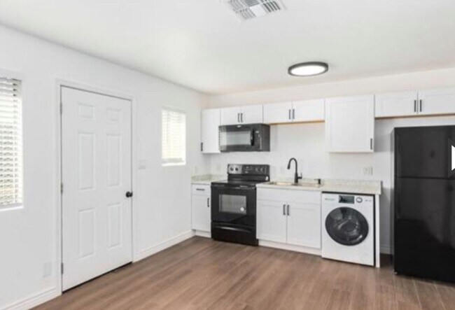 Building Photo - 1 BEDROOM UNIT IN PRIME PHOENIX LOCATION / MOVE IN SPECIAL - Two Weeks Free Rent