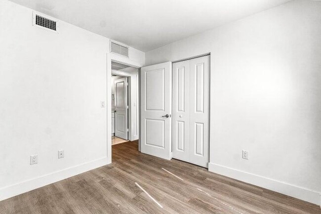 Building Photo - 4400 Greenwood Ave