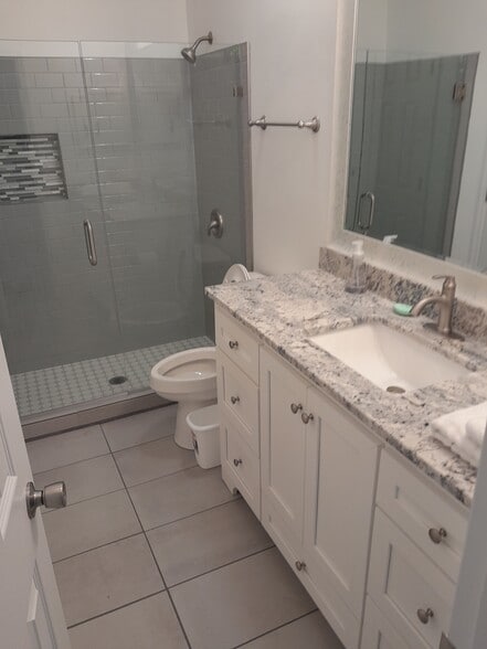 Building Photo - 2301 Willow Creek Ct E