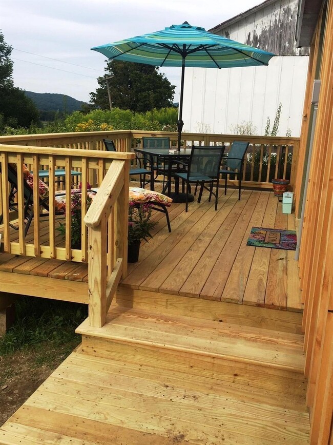 Building Photo - 395 Rezen Rd