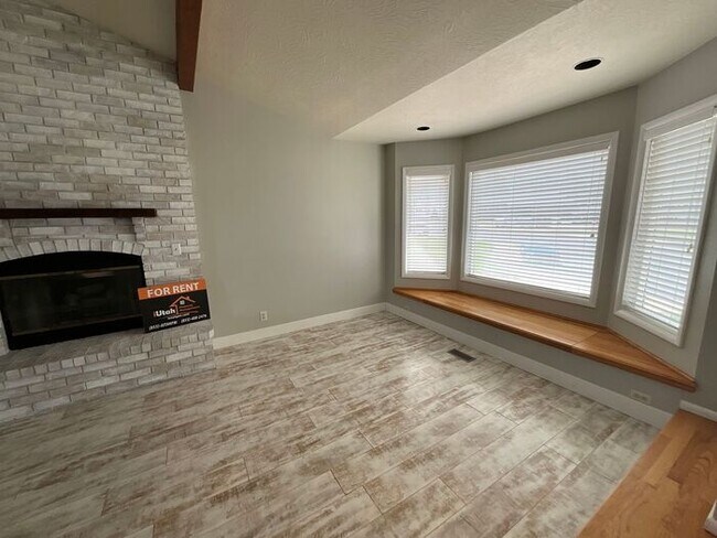 Building Photo - 4 Bedroom 2 Bath 2 Car Garage Home- Dog Friendly and RV parking.