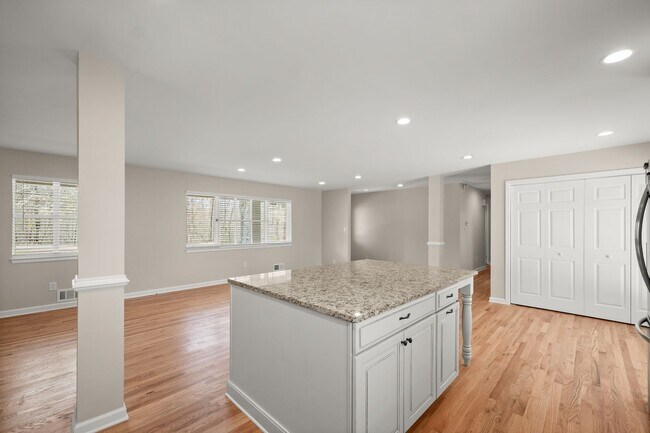 Building Photo - 3 Bedroom Lake Home In Gainesville!