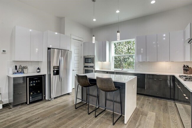 Building Photo - 808 Fisher St