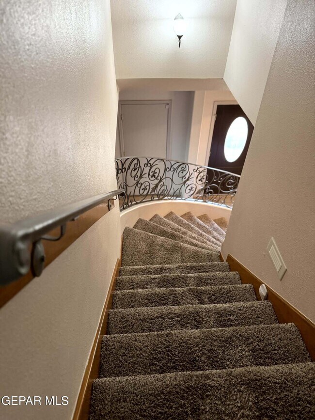 Building Photo - 317 Zenith Dr