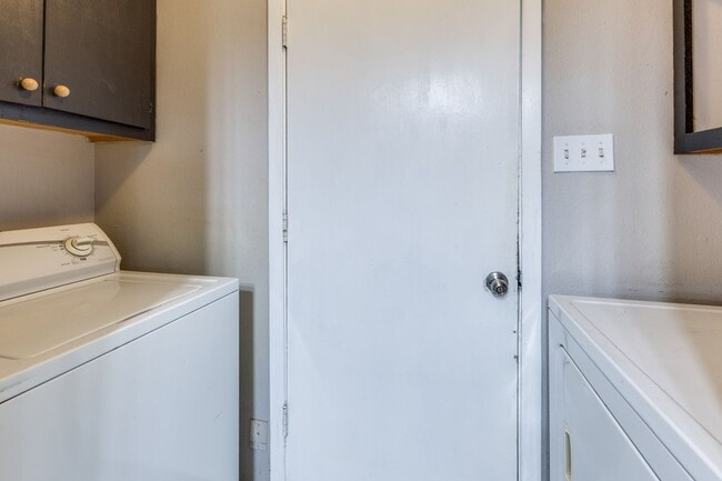 Building Photo - 3 Bedroom 2 Bath Home with Massive Fenced ...