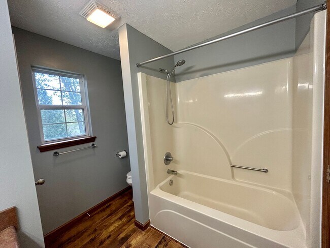 Building Photo - Beautiful 3 level home on a quiet cul-de-sac in Greenbrier Knolls--AVAILABLE NOW!!!!