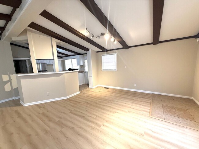 Building Photo - ** 3 Bed 2 Bath located off Perry Hill rd ...