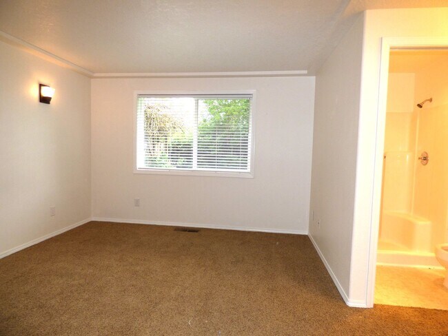 Building Photo - 3 Bed 2 bath home in North Salem!