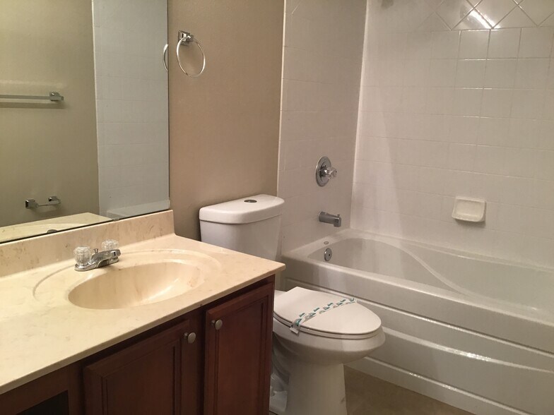 Building Photo - 2012 Bearing Ln