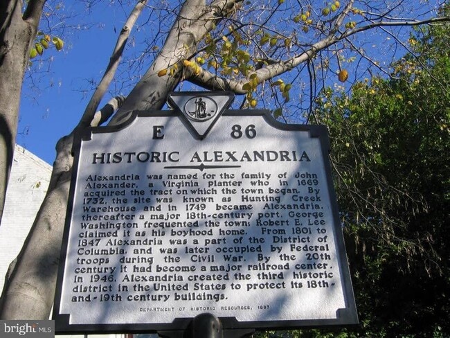 Building Photo - 2425 Huntington Park Dr