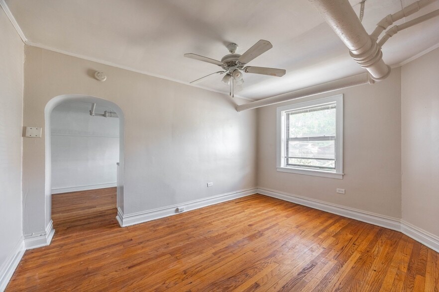 Building Photo - 2415 W Sunnyside Ave