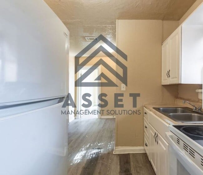 Building Photo - 4 Bedroom House Available now in OKC