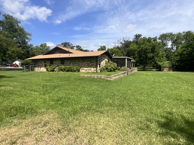 Building Photo - 530 Hilliard Dr