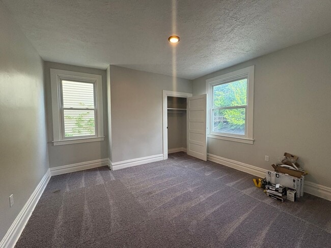 Building Photo - Huge Newly Renovated 4 Bedroom/2 Bath House in Bellevue!