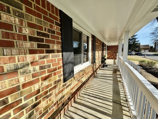 Building Photo - READY NOW!! Updated 5-Bedroom Home w/Fenced Backyard, Attached Garage  & Sunroom - Pet Friendly!