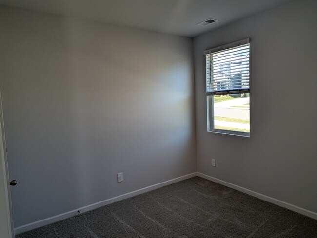 Building Photo - 1017 Midpoint Ln