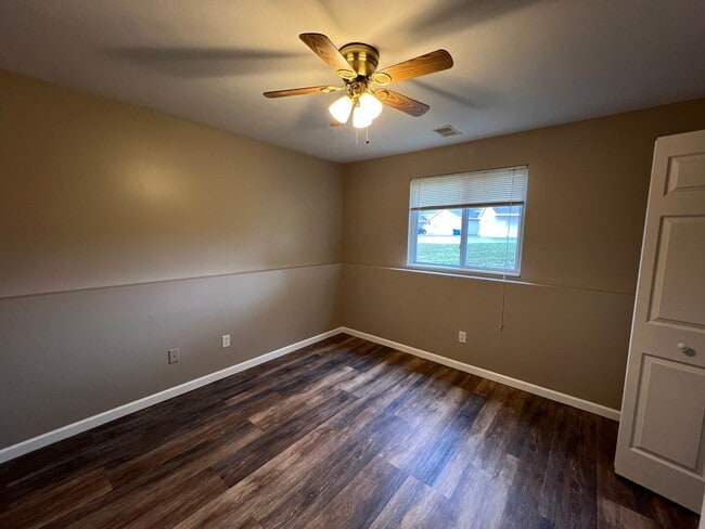 Building Photo - Spacious Split-Level Retreat Just Minutes ...