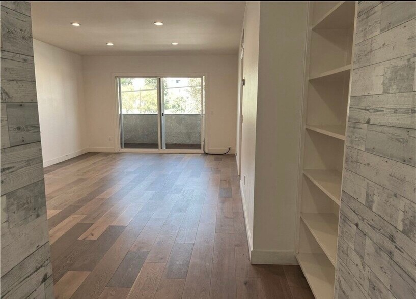 Building Photo - 6255 Woodman Ave