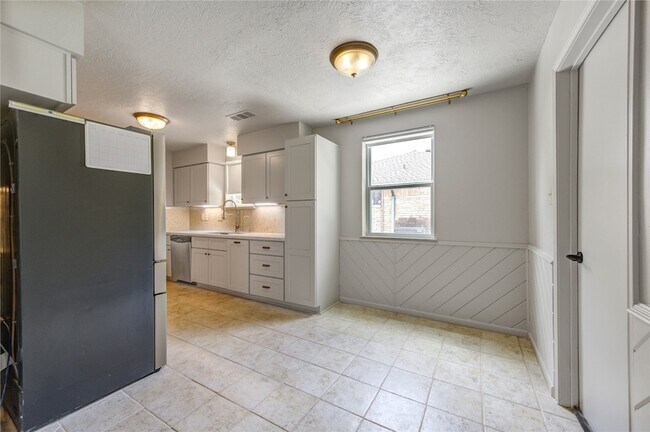 Building Photo - 16019 Fathom Ln