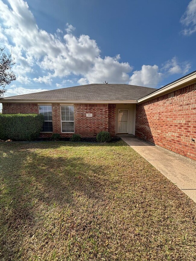 Primary Photo - 525 Bretts Way