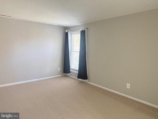 Building Photo - 3300 Woodburn Village Dr