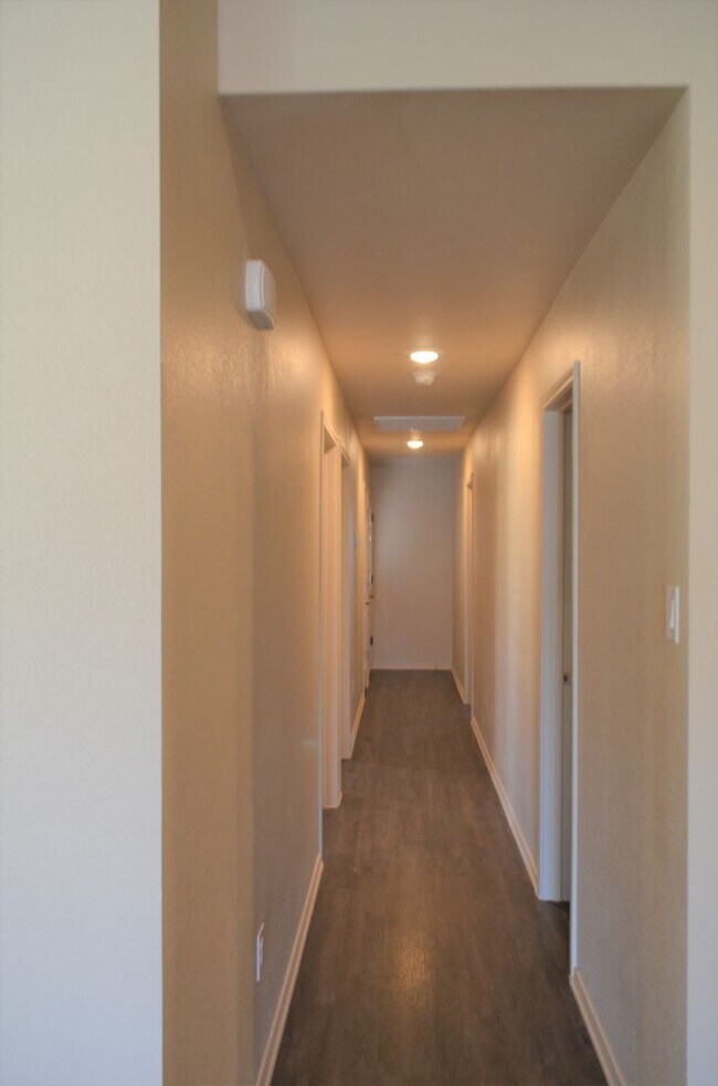 Building Photo - 1713 Clovis Dr
