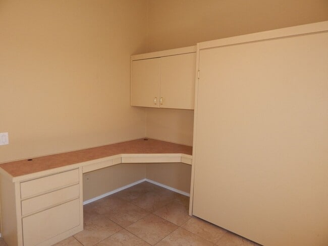 Building Photo - 3 Bedrooms 2 Bathrooms close to Sabino Canyon