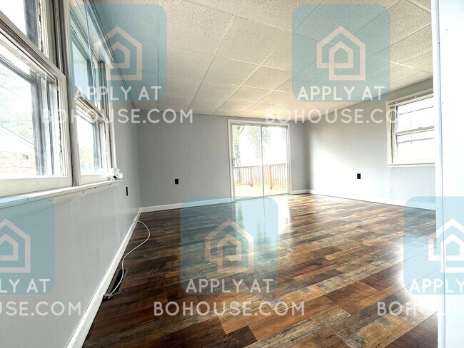 Building Photo - AVAILABLE SOON! LAKEFRONT 2 BED 1.5 BATH H...