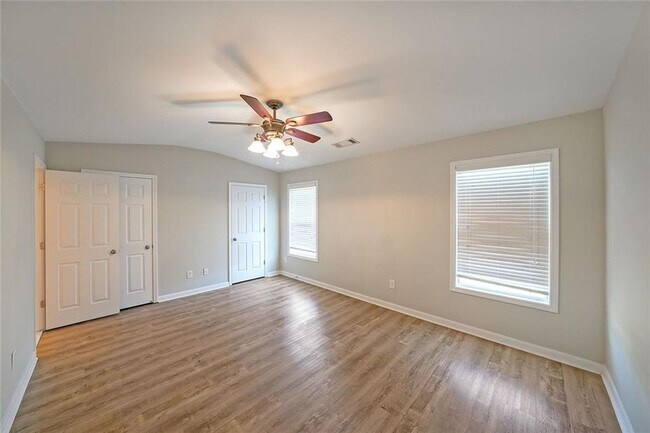 Building Photo - 2062 Lakeshore Overlook Dr