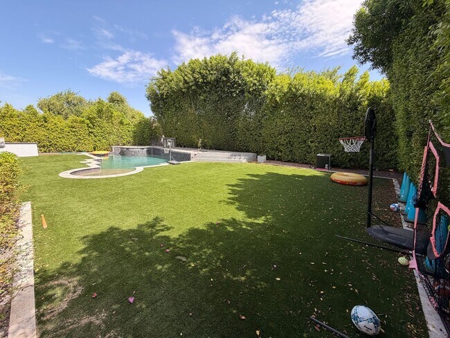 Building Photo - 3822 E Cielo Grande Ave