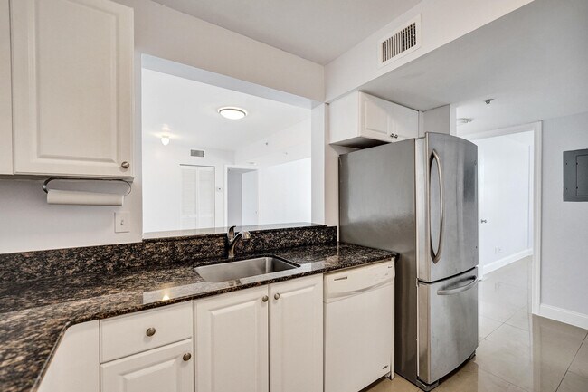 Building Photo - 1450 SE 3rd Ave