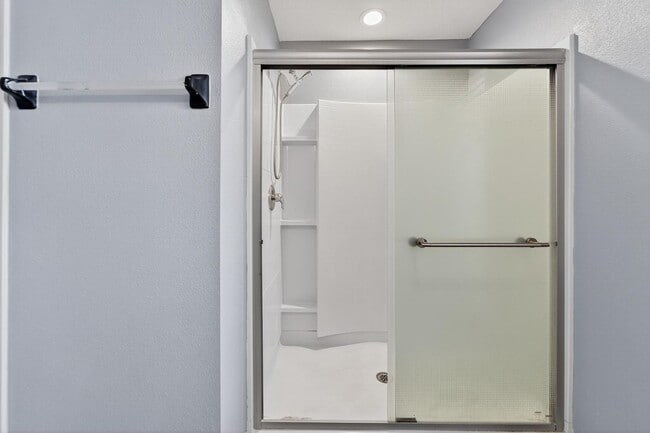 Building Photo - Stunning 5 bed/ 2 bath