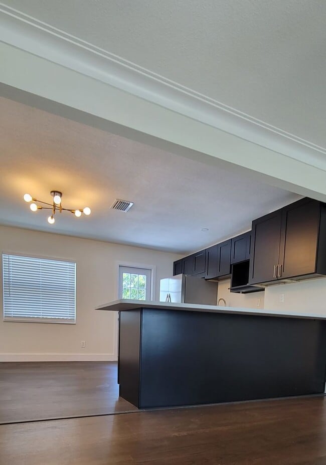 Building Photo - SPACIOUS 3 BEDROOM 2 BATH - ST. PETERSBURG, FL