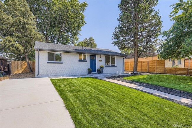 Building Photo - Newly Renovated 3 bed, 1 bath in Englewood (Top Unit)