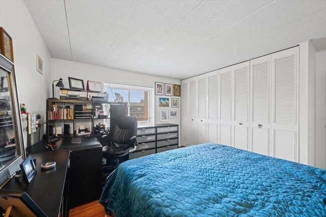 Building Photo - 3223 W Parkway Dr