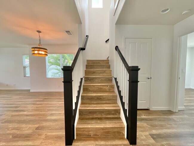 Building Photo - 4 Bedroom 3 Bath, 2 Car garage w/3rd parking stall, Solar panels (RRLLC)