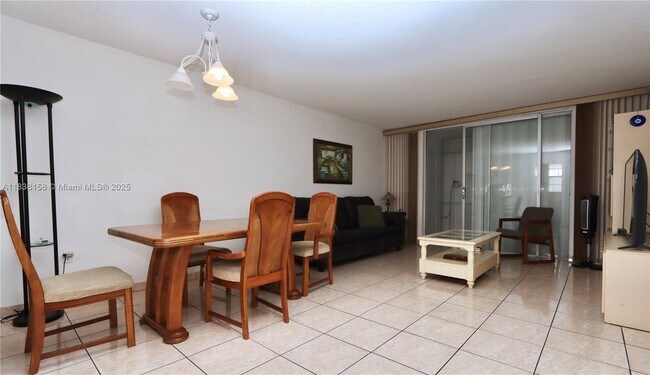 Building Photo - 2851 Leonard Dr