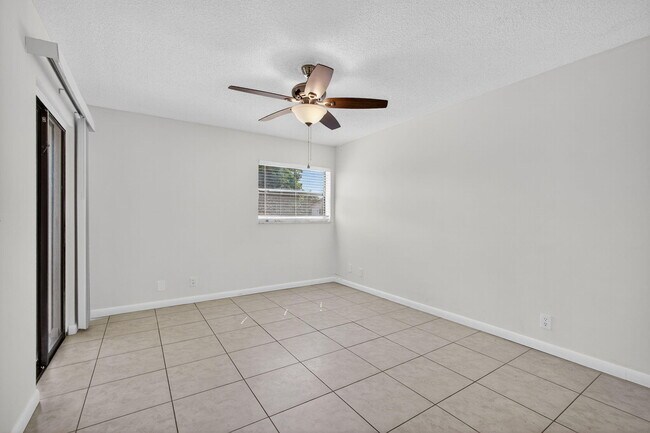 Building Photo - 1580 Montauk Dr