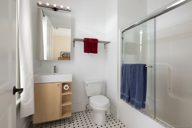 Building Photo - 31 Sharon Rd