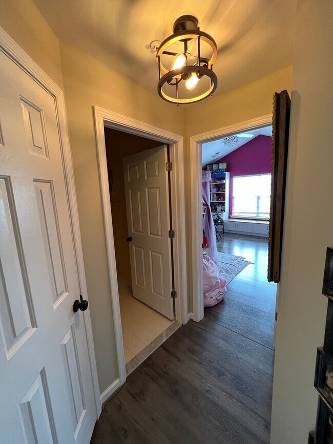 Building Photo - Stunning 2 bedroom and 3 Bathroom Townhome Style Condo / w Pool