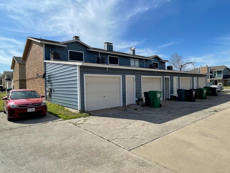 Back of Townhouse - 626 WOLFTRAP DR.