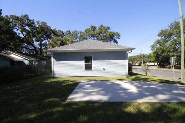 Building Photo - Modern 3-Bedroom Home with Granite Counter...