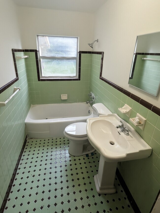 Building Photo - 637